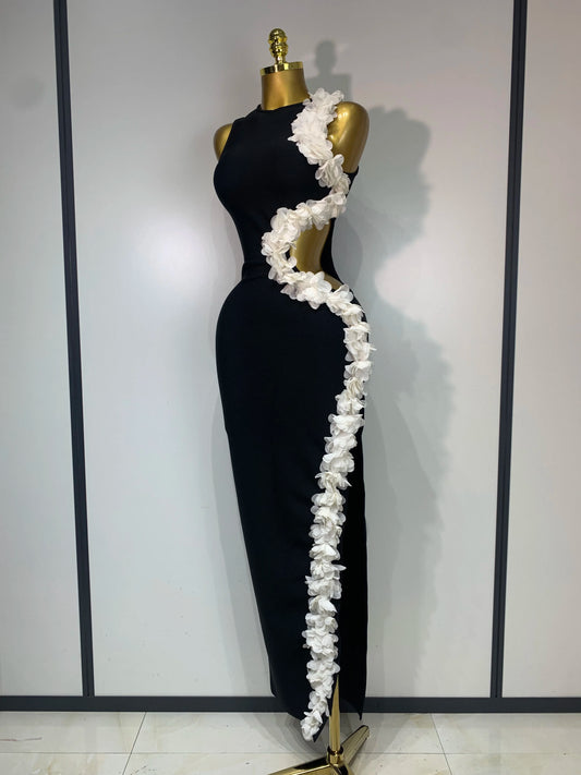 Vestido Largo Negro con Flores Laterales – Corte Asimétrico Elegante