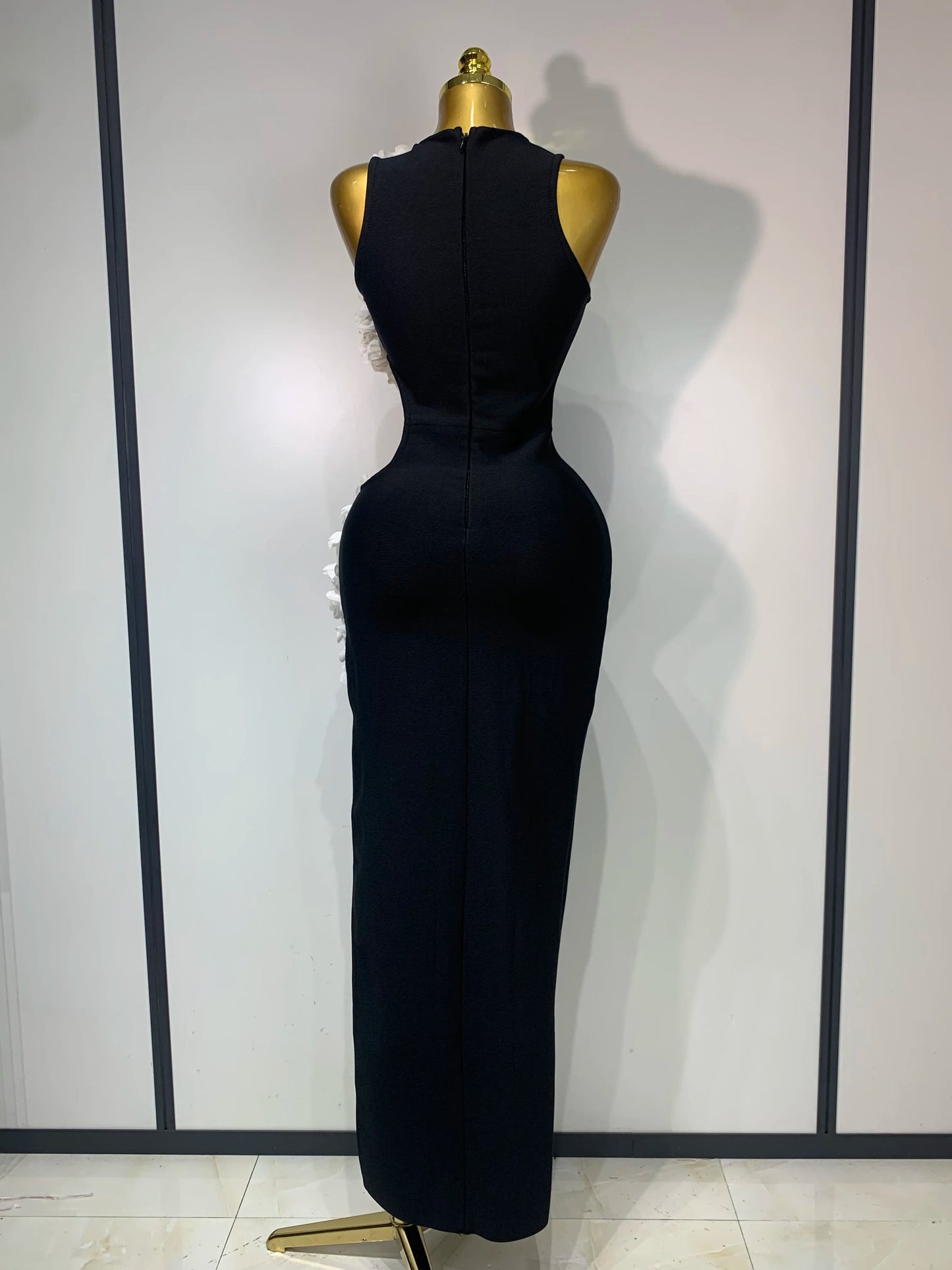 Vestido Largo Negro con Flores Laterales – Corte Asimétrico Elegante