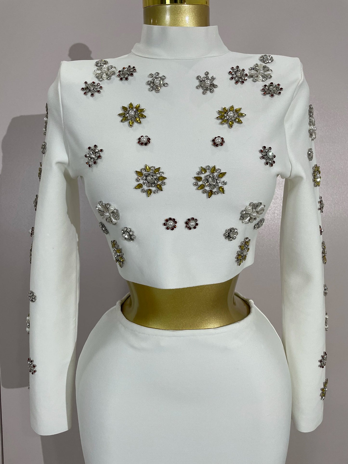 ✨ Luxury Pearl & Diamond Two-Piece Elegance Set – Long Sleeve Crop Top + High Waist Skirt