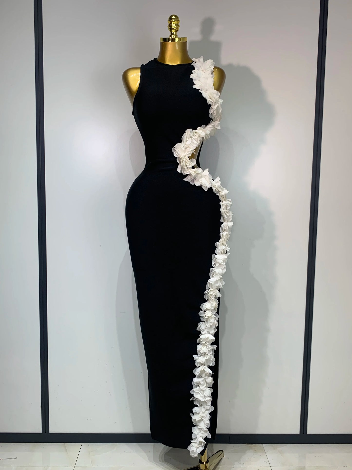 Vestido Largo Negro con Flores Laterales – Corte Asimétrico Elegante