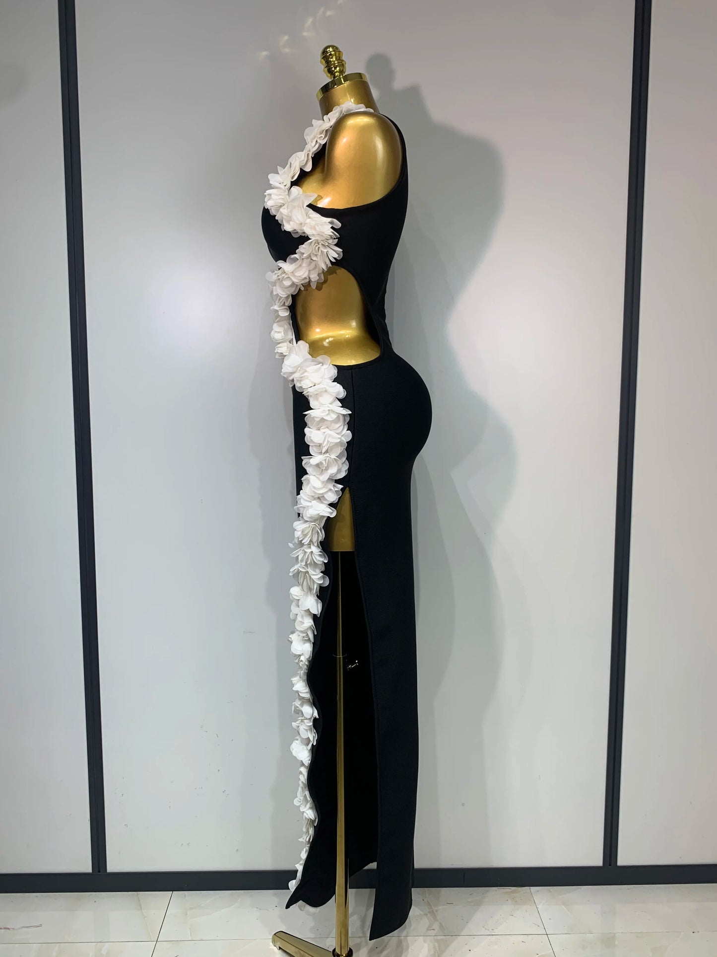 Vestido Largo Negro con Flores Laterales – Corte Asimétrico Elegante