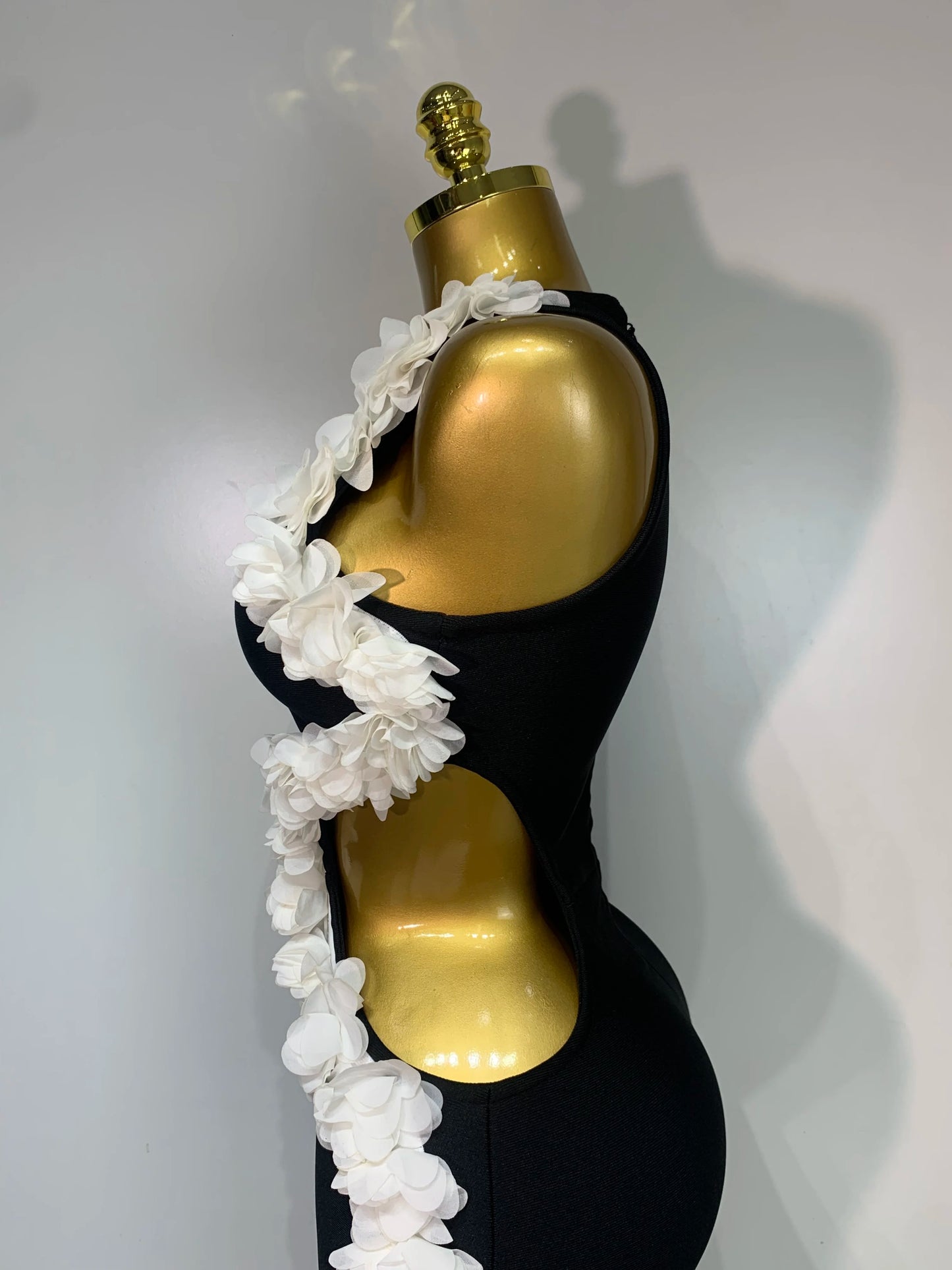 Vestido Largo Negro con Flores Laterales – Corte Asimétrico Elegante