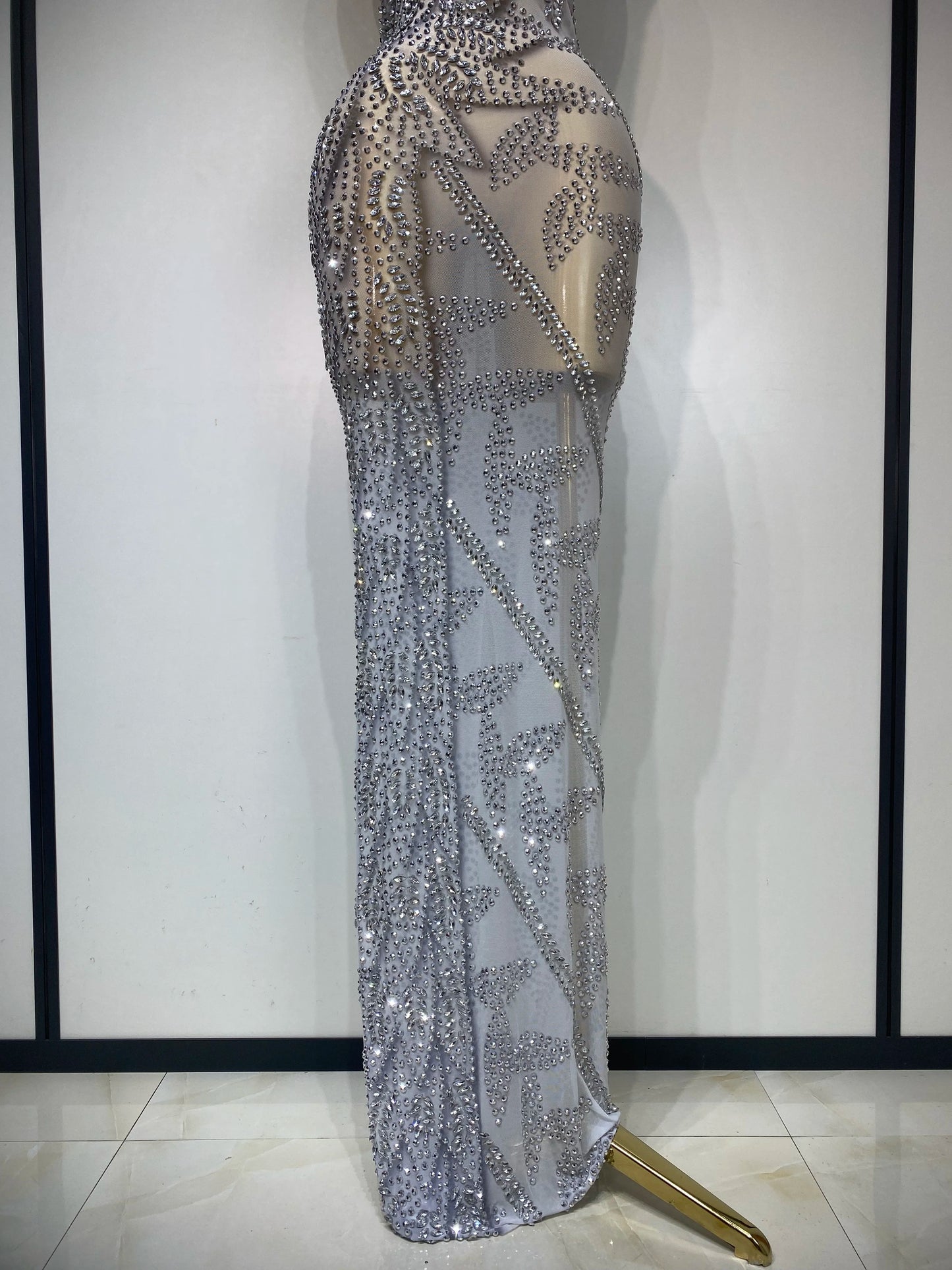 ✨ Luxury Silver Rhinestone Mesh Long Dress – Sleeveless Elegant Evening Gown