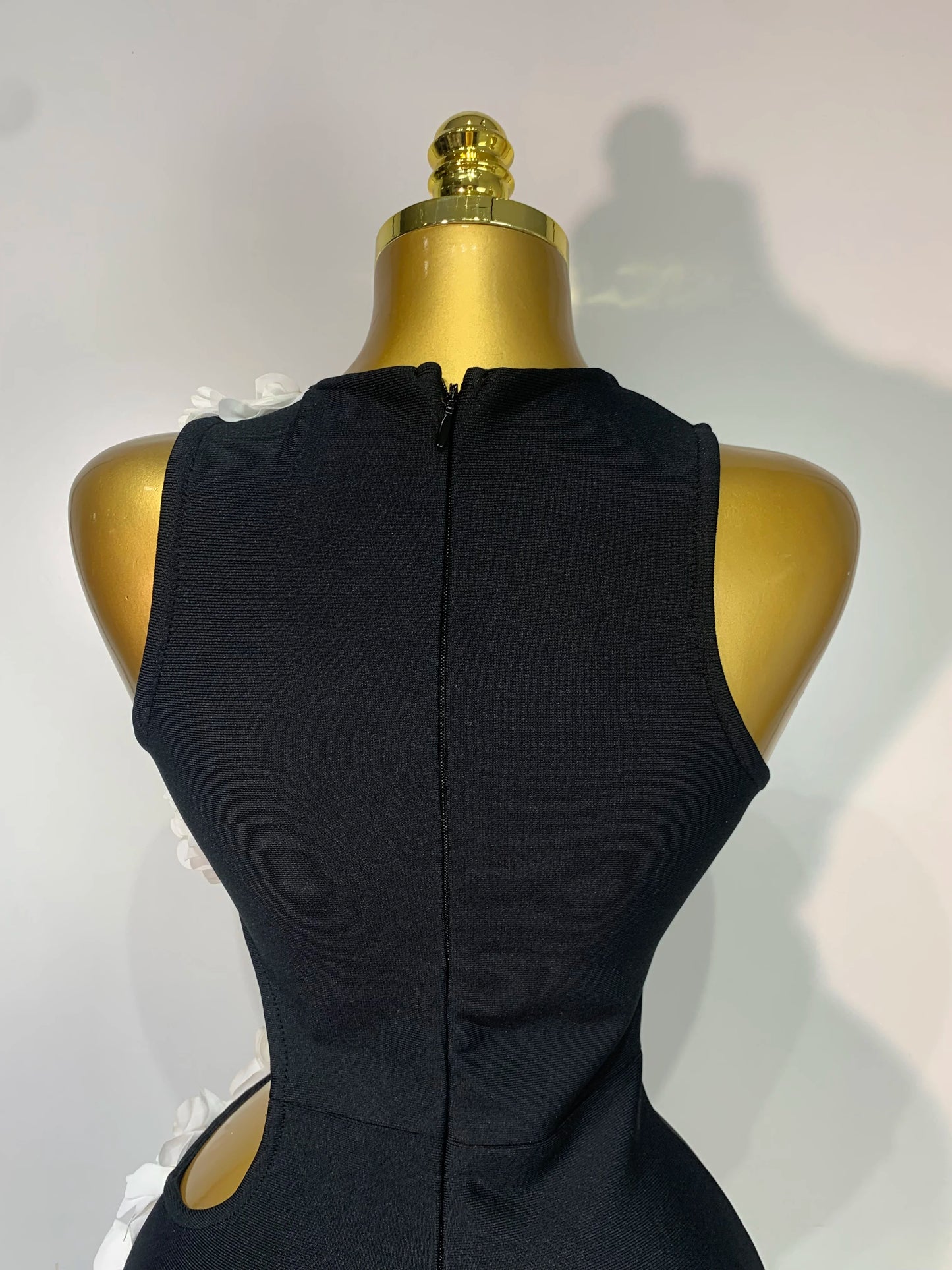 Vestido Largo Negro con Flores Laterales – Corte Asimétrico Elegante