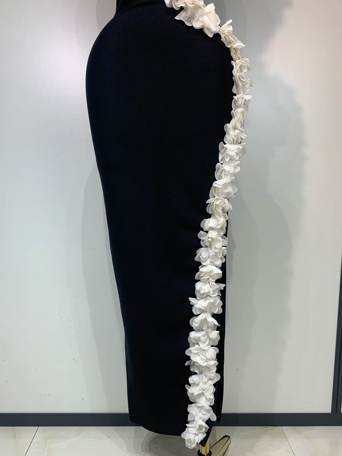Vestido Largo Negro con Flores Laterales – Corte Asimétrico Elegante