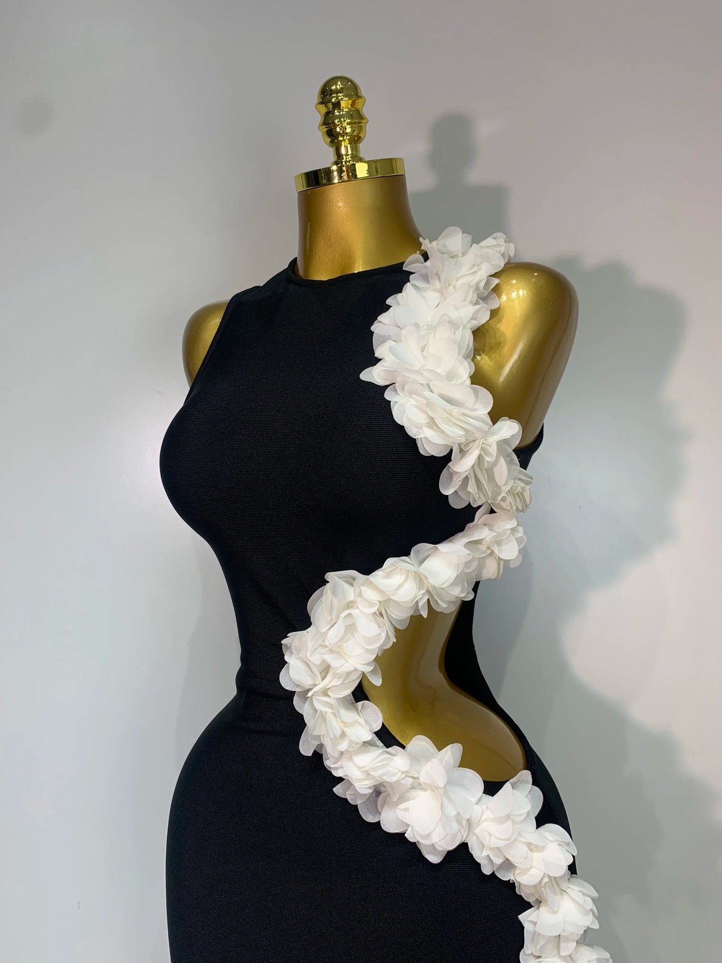 Vestido Largo Negro con Flores Laterales – Corte Asimétrico Elegante