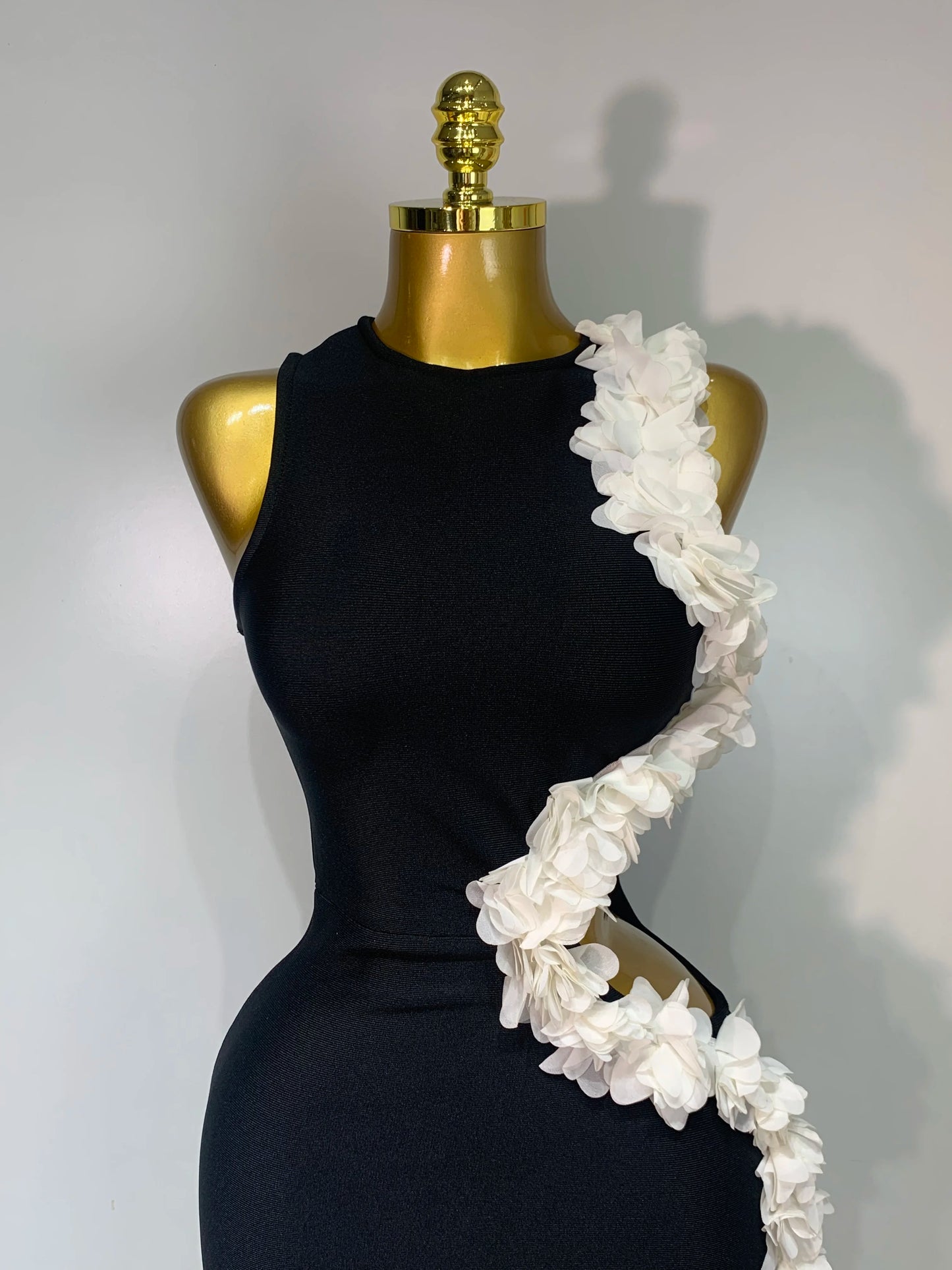 Vestido Largo Negro con Flores Laterales – Corte Asimétrico Elegante